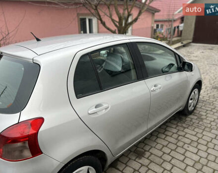 Сірий Тойота Яріс, об'ємом двигуна 1.3 л та пробігом 233 тис. км за 4800 $, фото 4 на Automoto.ua