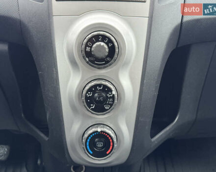 Серый Тойота Ярис, объемом двигателя 1.3 л и пробегом 150 тыс. км за 4600 $, фото 53 на Automoto.ua