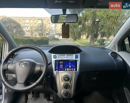 Сірий Тойота Яріс, об'ємом двигуна 1.3 л та пробігом 264 тис. км за 4500 $, фото 40 на Automoto.ua
