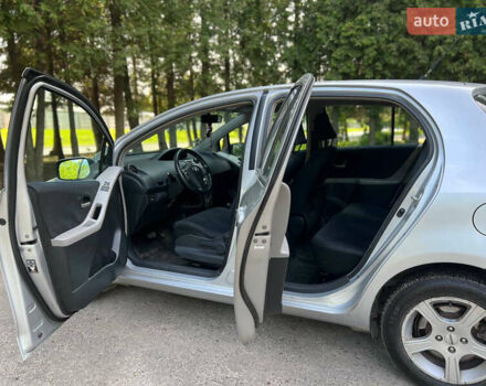 Серый Тойота Ярис, объемом двигателя 1.4 л и пробегом 230 тыс. км за 5700 $, фото 2 на Automoto.ua