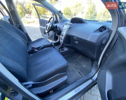 Серый Тойота Ярис, объемом двигателя 1.3 л и пробегом 226 тыс. км за 4400 $, фото 7 на Automoto.ua