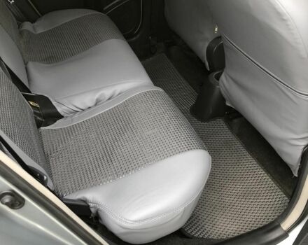 Сірий Тойота Яріс, об'ємом двигуна 1 л та пробігом 185 тис. км за 3950 $, фото 12 на Automoto.ua