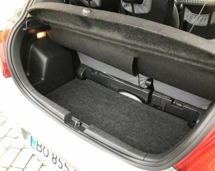 Сірий Тойота Яріс, об'ємом двигуна 1 л та пробігом 185 тис. км за 3950 $, фото 9 на Automoto.ua