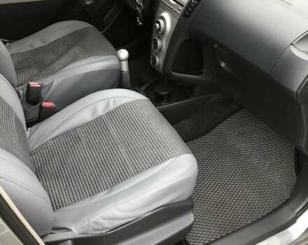 Серый Тойота Ярис, объемом двигателя 1 л и пробегом 186 тыс. км за 3920 $, фото 18 на Automoto.ua