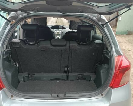 Серый Тойота Ярис, объемом двигателя 1.3 л и пробегом 172 тыс. км за 6200 $, фото 4 на Automoto.ua