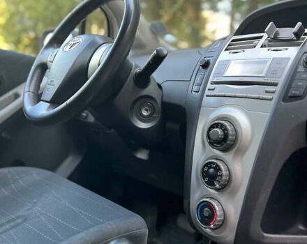 Серый Тойота Ярис, объемом двигателя 1.4 л и пробегом 230 тыс. км за 5700 $, фото 15 на Automoto.ua