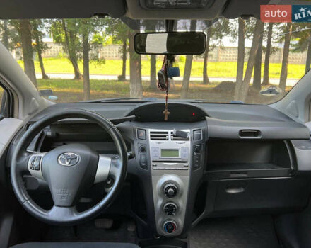 Серый Тойота Ярис, объемом двигателя 1.4 л и пробегом 230 тыс. км за 5700 $, фото 14 на Automoto.ua