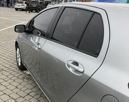 Сірий Тойота Яріс, об'ємом двигуна 1 л та пробігом 185 тис. км за 3950 $, фото 7 на Automoto.ua