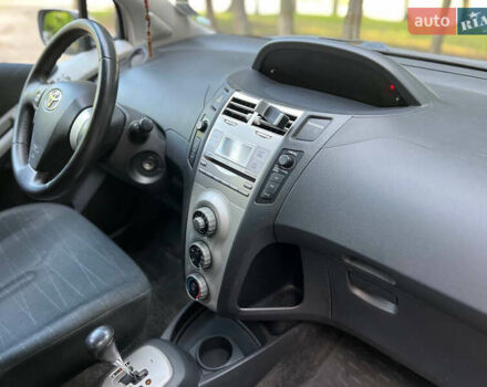 Серый Тойота Ярис, объемом двигателя 1.4 л и пробегом 230 тыс. км за 5700 $, фото 26 на Automoto.ua