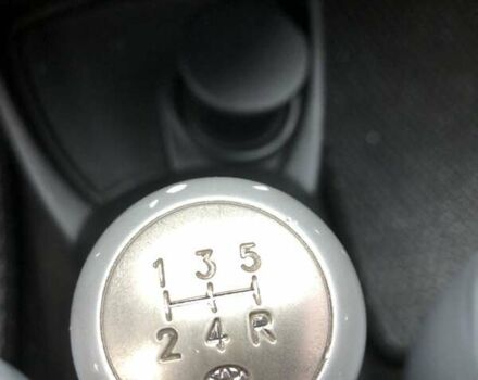 Серый Тойота Ярис, объемом двигателя 1 л и пробегом 186 тыс. км за 3920 $, фото 3 на Automoto.ua