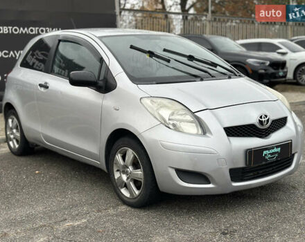 Серый Тойота Ярис, объемом двигателя 1 л и пробегом 212 тыс. км за 3750 $, фото 2 на Automoto.ua