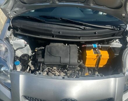 Серый Тойота Ярис, объемом двигателя 1 л и пробегом 115 тыс. км за 4200 $, фото 11 на Automoto.ua