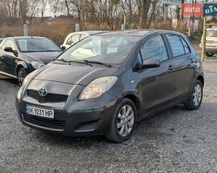Серый Тойота Ярис, объемом двигателя 1.36 л и пробегом 250 тыс. км за 4950 $, фото 2 на Automoto.ua