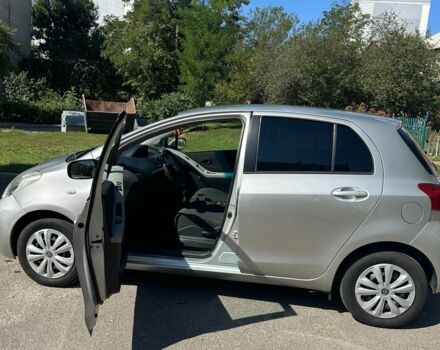 Серый Тойота Ярис, объемом двигателя 1 л и пробегом 115 тыс. км за 4200 $, фото 7 на Automoto.ua