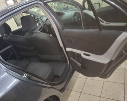 Серый Тойота Ярис, объемом двигателя 1 л и пробегом 201 тыс. км за 6000 $, фото 6 на Automoto.ua