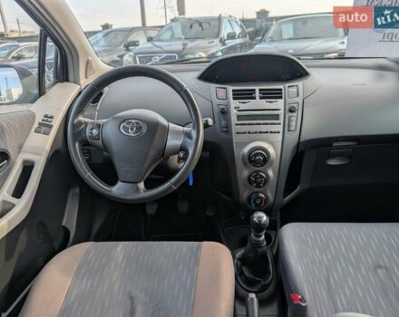 Серый Тойота Ярис, объемом двигателя 1.36 л и пробегом 250 тыс. км за 4950 $, фото 29 на Automoto.ua