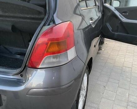 Серый Тойота Ярис, объемом двигателя 1.36 л и пробегом 199 тыс. км за 7000 $, фото 7 на Automoto.ua