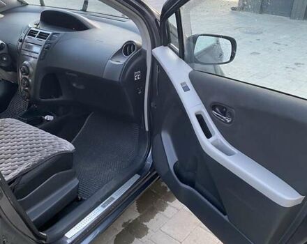 Серый Тойота Ярис, объемом двигателя 1.36 л и пробегом 199 тыс. км за 7000 $, фото 27 на Automoto.ua