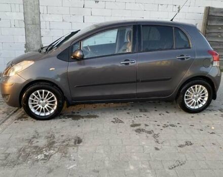 Серый Тойота Ярис, объемом двигателя 1.36 л и пробегом 199 тыс. км за 7000 $, фото 5 на Automoto.ua