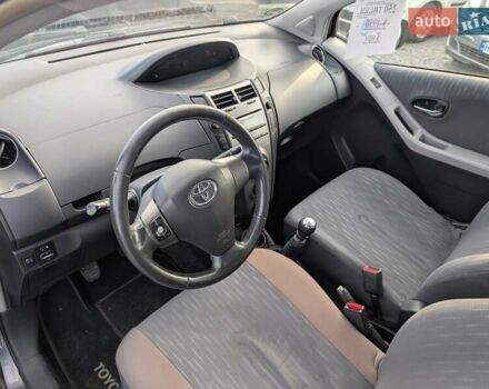 Серый Тойота Ярис, объемом двигателя 1.36 л и пробегом 250 тыс. км за 4950 $, фото 20 на Automoto.ua