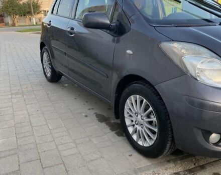 Серый Тойота Ярис, объемом двигателя 1.36 л и пробегом 199 тыс. км за 7000 $, фото 6 на Automoto.ua