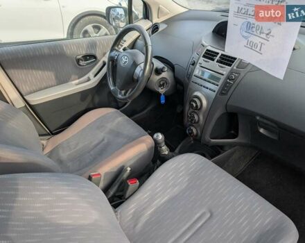 Серый Тойота Ярис, объемом двигателя 1.36 л и пробегом 250 тыс. км за 4950 $, фото 32 на Automoto.ua