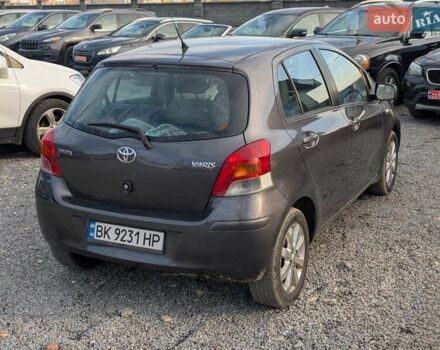 Серый Тойота Ярис, объемом двигателя 1.36 л и пробегом 250 тыс. км за 4950 $, фото 12 на Automoto.ua