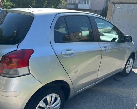 Серый Тойота Ярис, объемом двигателя 1 л и пробегом 115 тыс. км за 4200 $, фото 2 на Automoto.ua