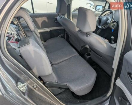 Серый Тойота Ярис, объемом двигателя 1.36 л и пробегом 250 тыс. км за 4950 $, фото 27 на Automoto.ua
