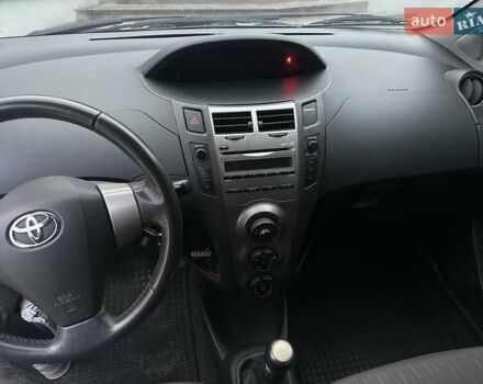 Сірий Тойота Яріс, об'ємом двигуна 1.36 л та пробігом 230 тис. км за 5600 $, фото 7 на Automoto.ua