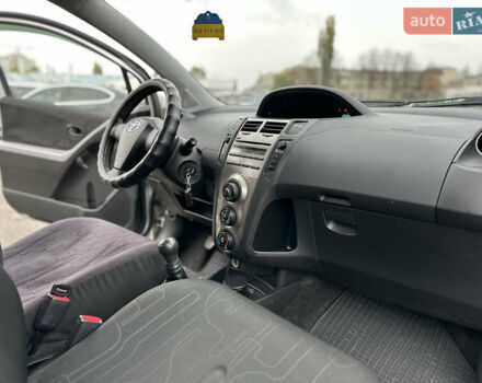 Серый Тойота Ярис, объемом двигателя 1 л и пробегом 212 тыс. км за 3750 $, фото 10 на Automoto.ua