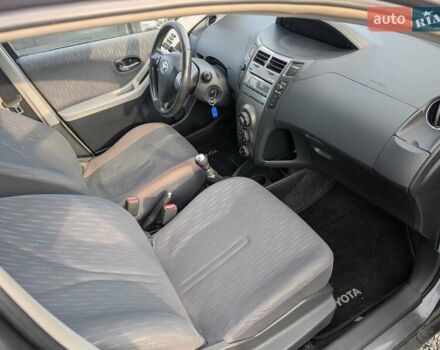 Серый Тойота Ярис, объемом двигателя 1.36 л и пробегом 250 тыс. км за 4950 $, фото 34 на Automoto.ua