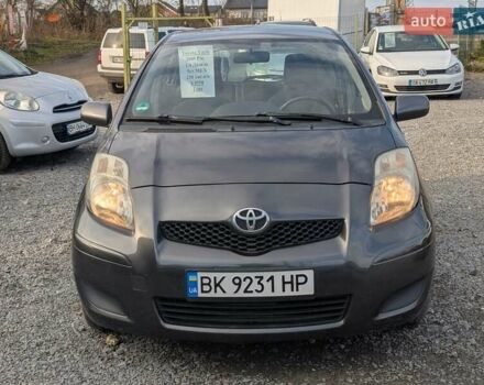 Серый Тойота Ярис, объемом двигателя 1.36 л и пробегом 250 тыс. км за 4950 $, фото 5 на Automoto.ua