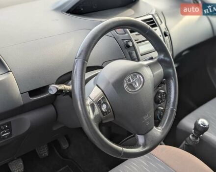 Серый Тойота Ярис, объемом двигателя 1.36 л и пробегом 250 тыс. км за 4950 $, фото 23 на Automoto.ua