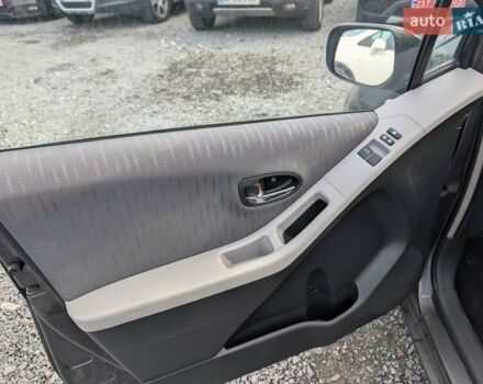 Серый Тойота Ярис, объемом двигателя 1.36 л и пробегом 250 тыс. км за 4950 $, фото 19 на Automoto.ua