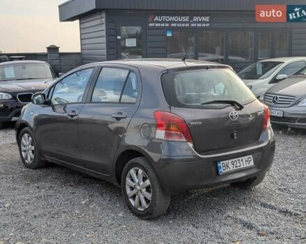 Серый Тойота Ярис, объемом двигателя 1.36 л и пробегом 250 тыс. км за 4950 $, фото 16 на Automoto.ua