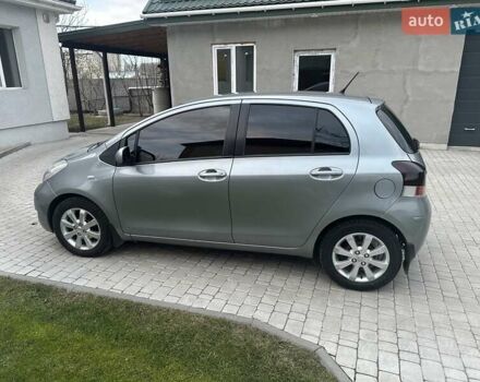Серый Тойота Ярис, объемом двигателя 1.36 л и пробегом 230 тыс. км за 5600 $, фото 5 на Automoto.ua