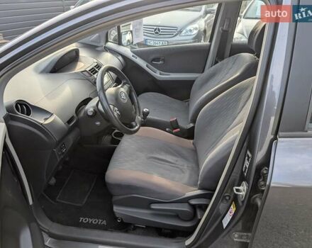 Серый Тойота Ярис, объемом двигателя 1.36 л и пробегом 250 тыс. км за 4950 $, фото 21 на Automoto.ua