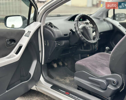 Серый Тойота Ярис, объемом двигателя 1 л и пробегом 212 тыс. км за 3750 $, фото 6 на Automoto.ua
