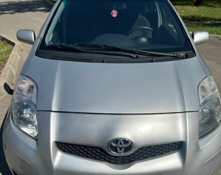 Серый Тойота Ярис, объемом двигателя 1 л и пробегом 115 тыс. км за 4200 $, фото 1 на Automoto.ua