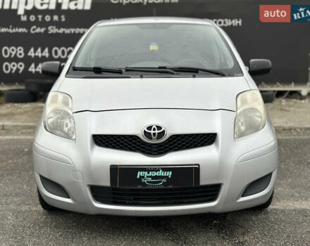 Серый Тойота Ярис, объемом двигателя 1 л и пробегом 212 тыс. км за 3750 $, фото 1 на Automoto.ua