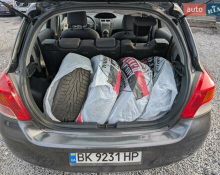 Серый Тойота Ярис, объемом двигателя 1.36 л и пробегом 250 тыс. км за 4950 $, фото 14 на Automoto.ua