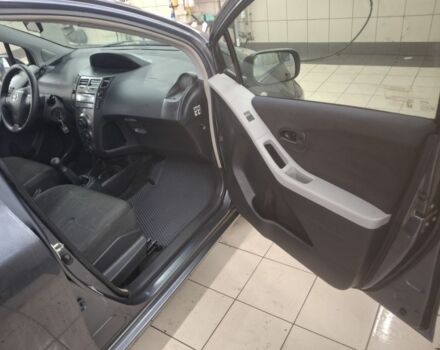 Серый Тойота Ярис, объемом двигателя 1 л и пробегом 201 тыс. км за 6000 $, фото 5 на Automoto.ua