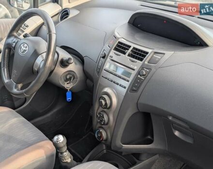 Серый Тойота Ярис, объемом двигателя 1.36 л и пробегом 250 тыс. км за 4950 $, фото 33 на Automoto.ua