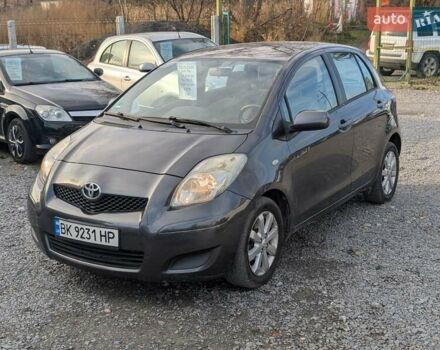 Серый Тойота Ярис, объемом двигателя 1.36 л и пробегом 250 тыс. км за 4950 $, фото 1 на Automoto.ua