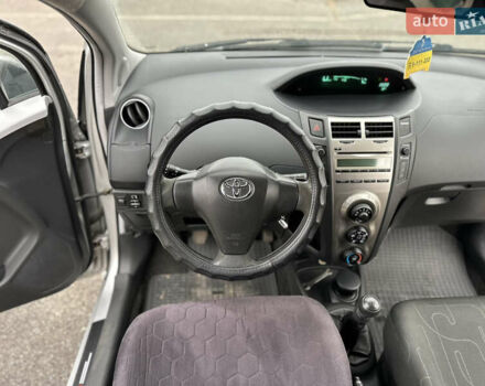 Серый Тойота Ярис, объемом двигателя 1 л и пробегом 212 тыс. км за 3750 $, фото 8 на Automoto.ua