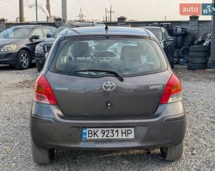 Серый Тойота Ярис, объемом двигателя 1.36 л и пробегом 250 тыс. км за 4950 $, фото 13 на Automoto.ua