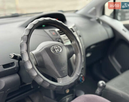 Серый Тойота Ярис, объемом двигателя 1 л и пробегом 212 тыс. км за 3750 $, фото 7 на Automoto.ua