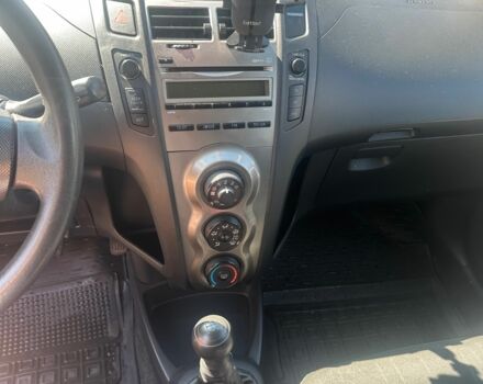 Серый Тойота Ярис, объемом двигателя 1 л и пробегом 115 тыс. км за 4200 $, фото 8 на Automoto.ua