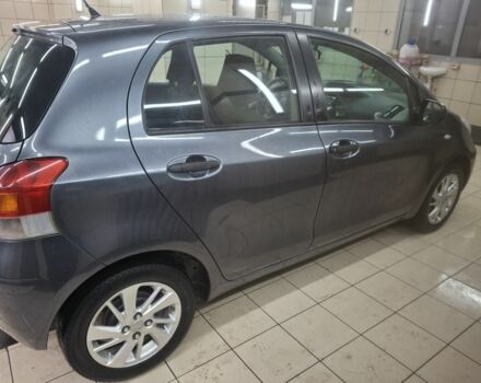 Серый Тойота Ярис, объемом двигателя 1 л и пробегом 201 тыс. км за 6000 $, фото 2 на Automoto.ua